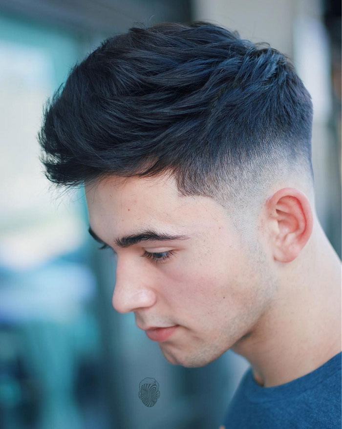 Kiểu tóc xoăn nhẹ của nam thanh niên