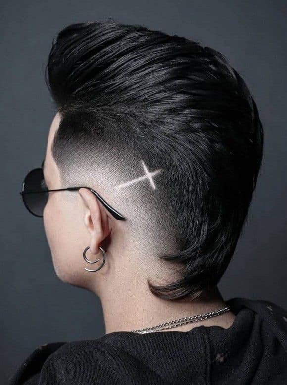 Tattoo chữ thập trên tóc nam