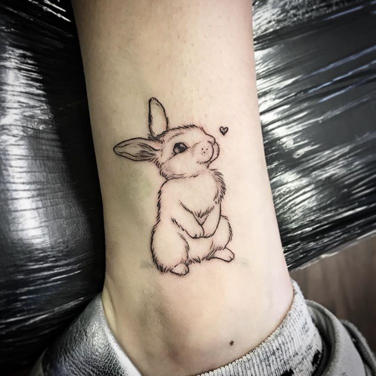 Hình xăm con thỏ dễ thương trên cổ chân