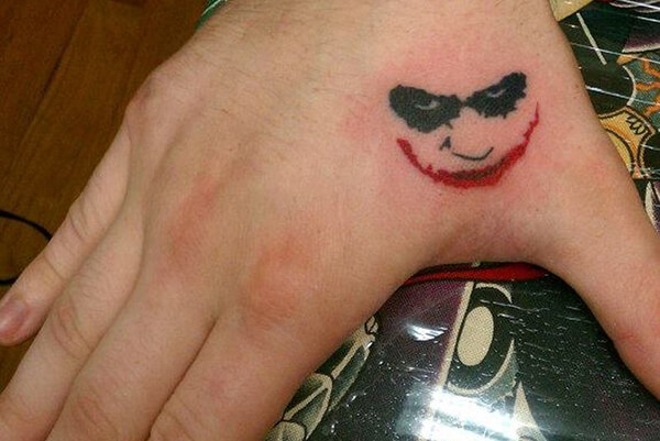 Hình xăm Joker nhỏ ở cánh tay
