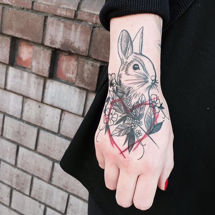 Hình xăm thỏ trên mu bàn tay đẹp nhất