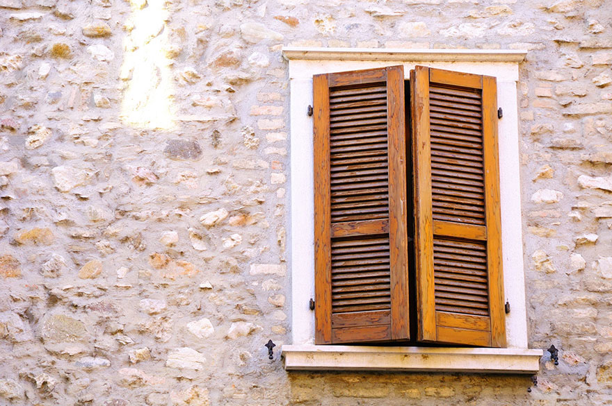 Mẫu cửa sổ 2 cánh đẹp bằng gỗ tự nhiên