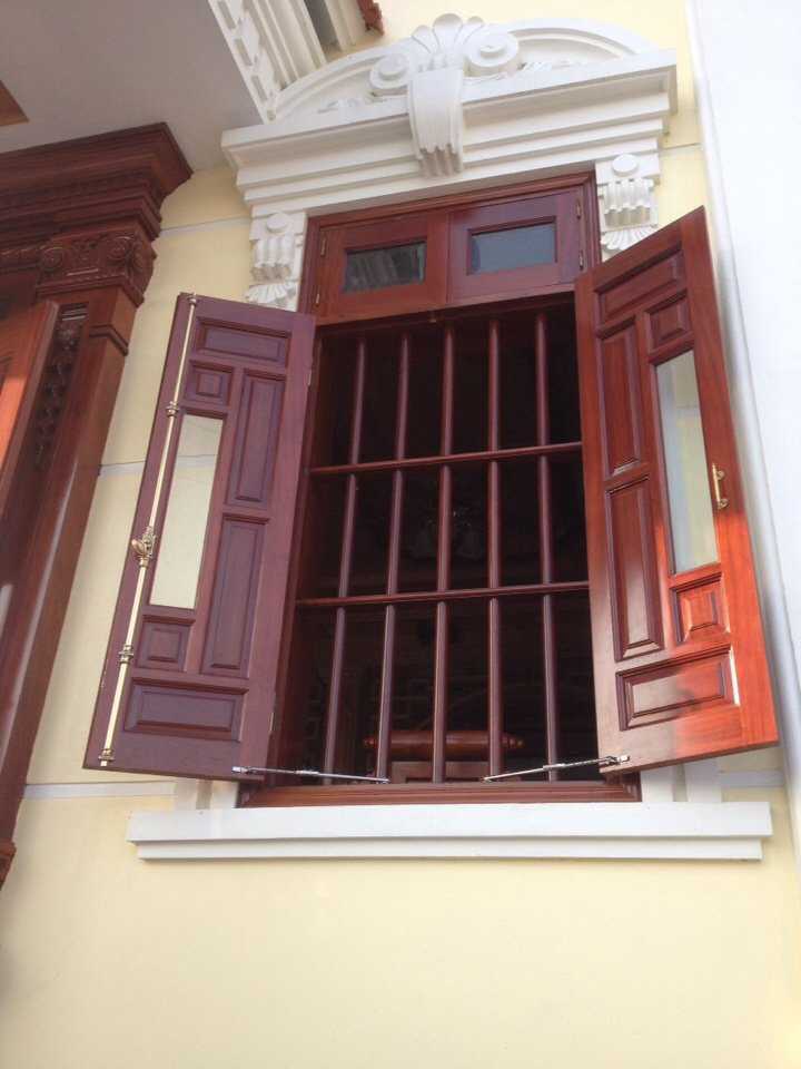 Mẫu cửa sổ bằng gỗ sang trọng