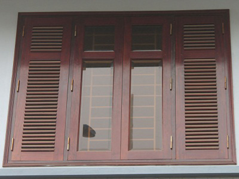 Mẫu cửa sổ chớp và kính bằng gỗ