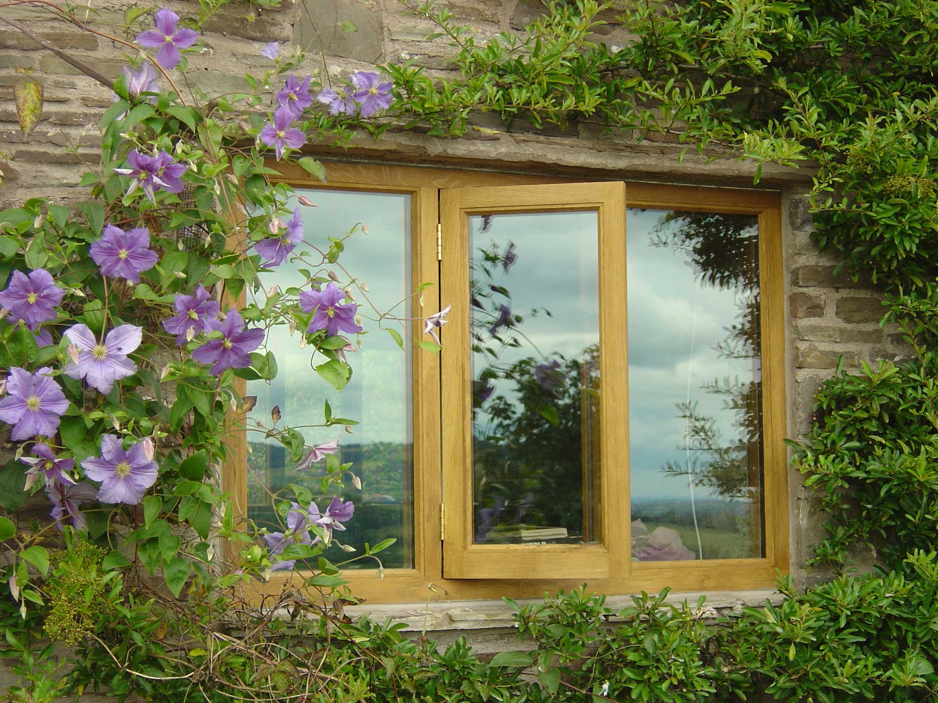 Mẫu cửa sổ phòng bếp bằng gỗ