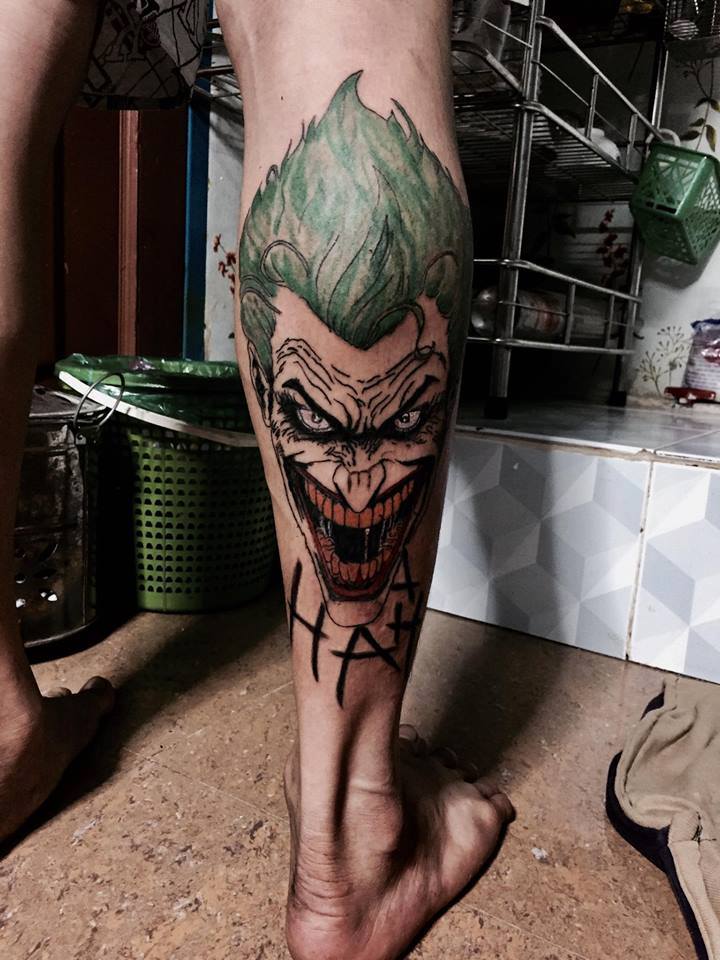 Mẫu hình xăm Joker ở bắp chân