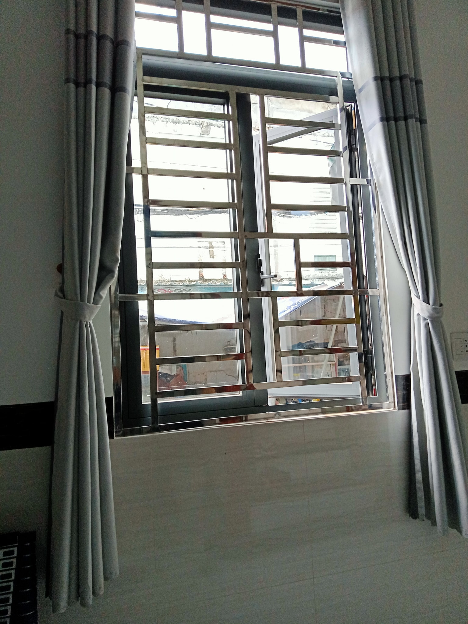 Mẫu khung cửa sổ inox trong nhà