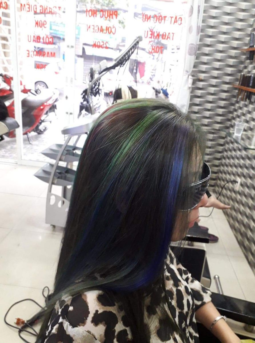 Wunderschönes gefärbtes Haarmodell mit versteckten Highlights