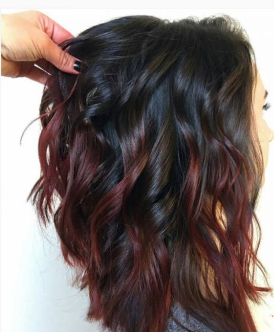 Einfaches Modell für gefärbtes Haar mit verstecktem Highlight