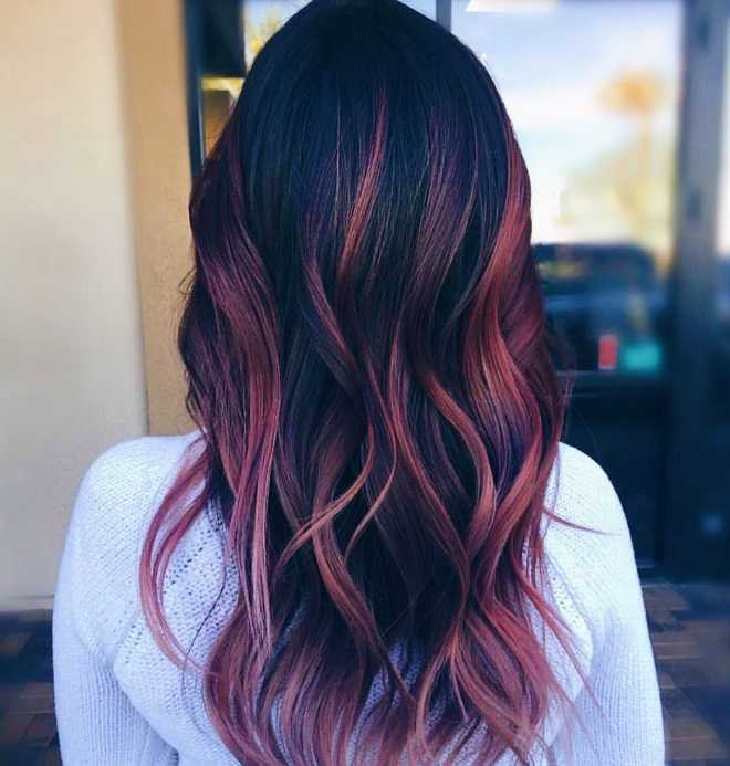Haarmodell gefärbtes Highlight versteckt rot