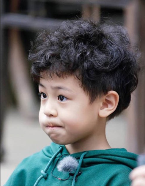 Mẫu tóc xoăn nam Hàn Quốc cute cho bé