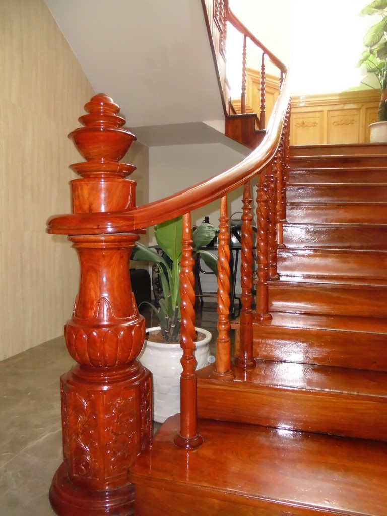 Mẫu cột trụ cầu thang gỗ Hương