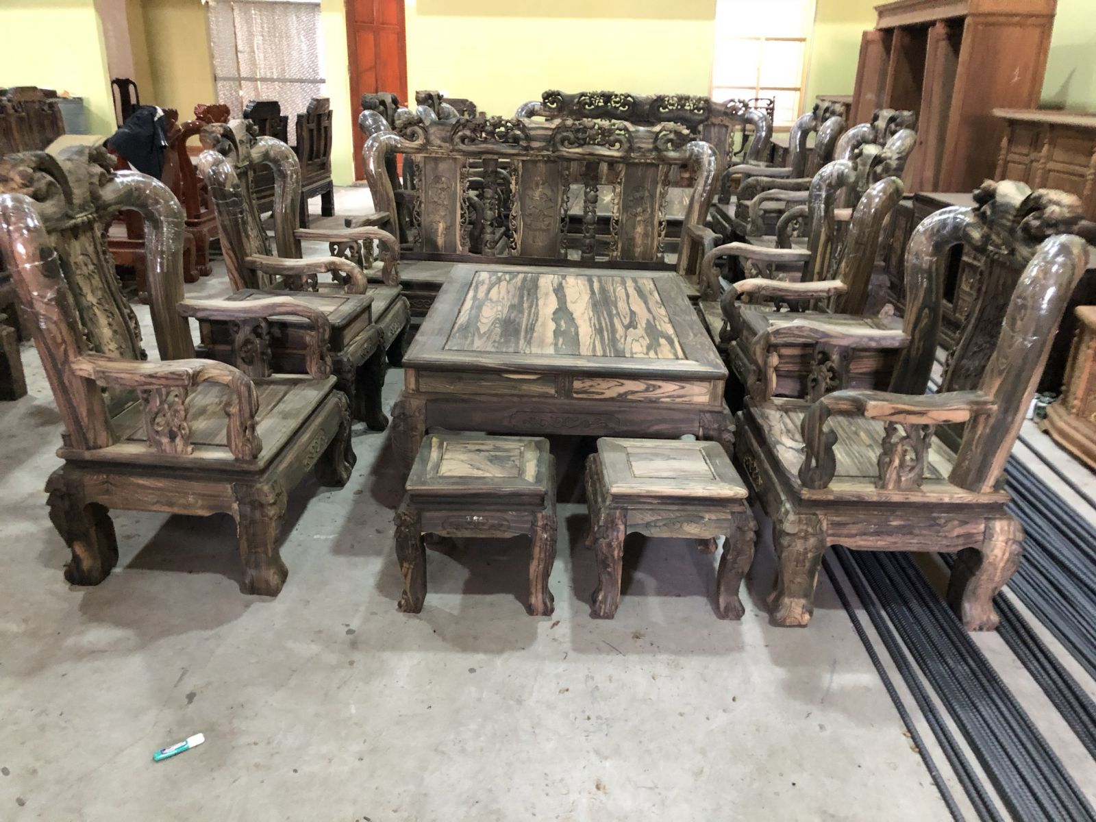 Bộ bàn ghế gỗ mun Lào cực đẹp