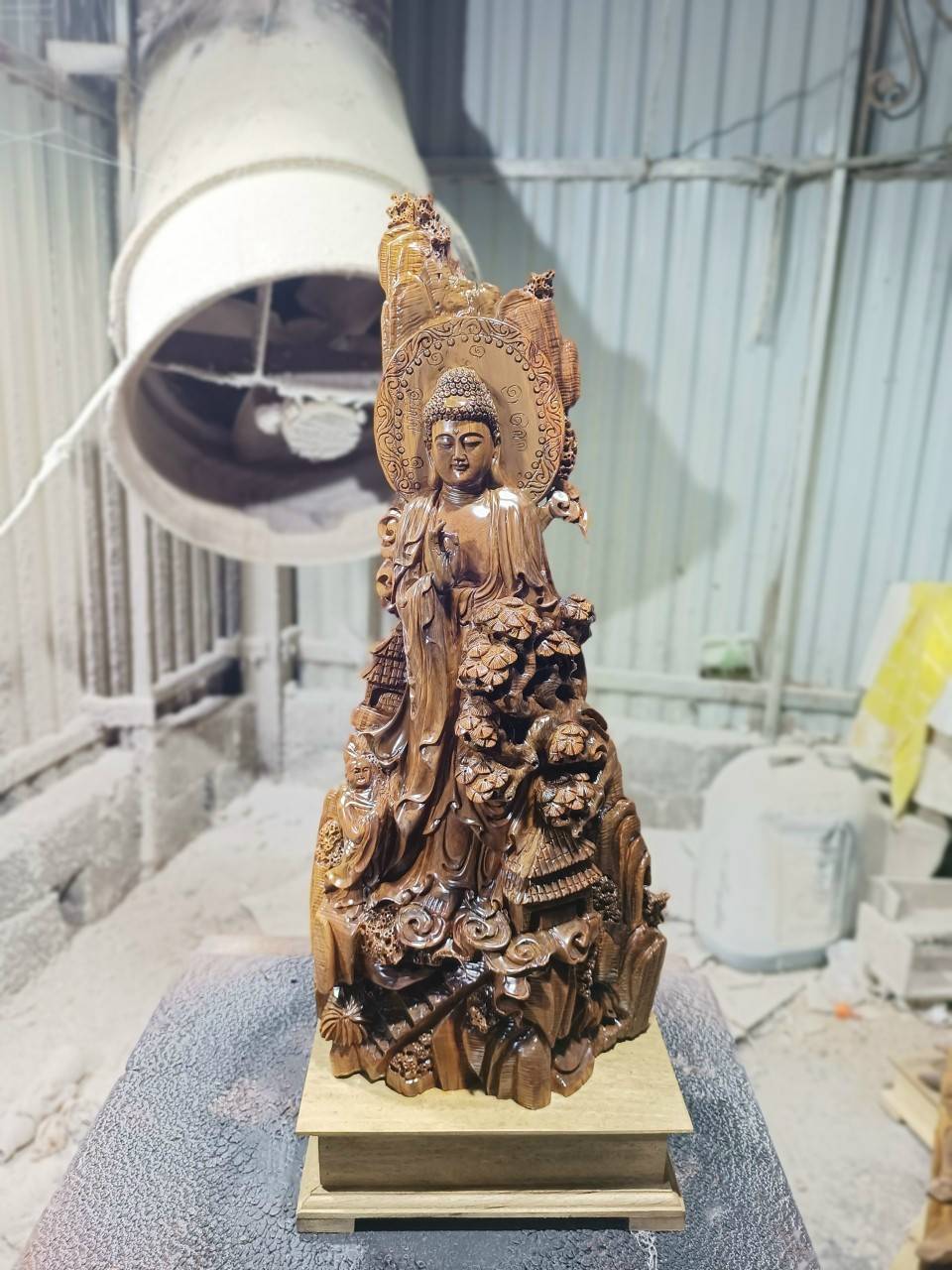 Điêu khắc tượng Phật bằng gỗ