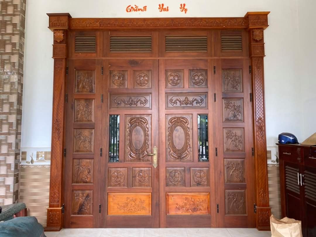 Mẫu cửa gỗ điêu khắc cho nhà thờ