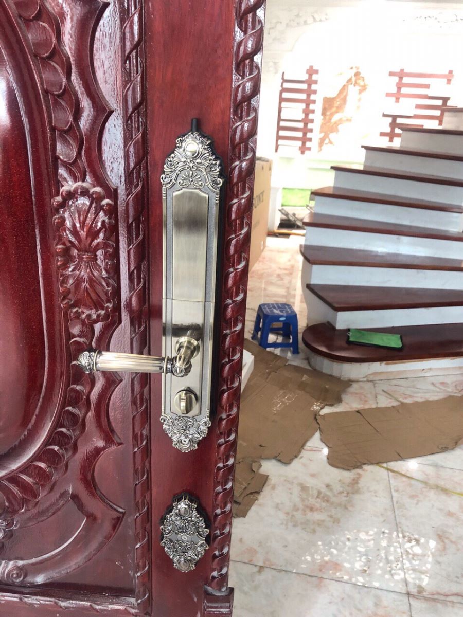 Mẫu khóa cửa gỗ cổ điển cho biệt thự