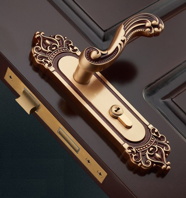 Mẫu khóa cửa gỗ phong cách cổ điển