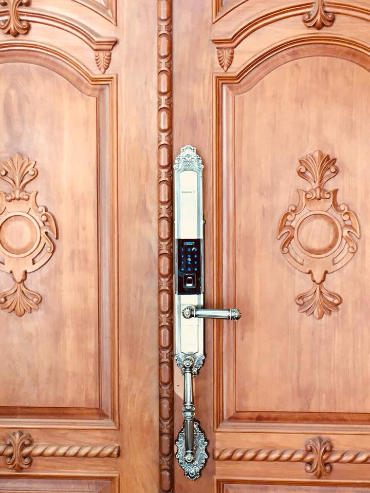 Mẫu khóa cửa gỗ vân tay cổ điển đẹp