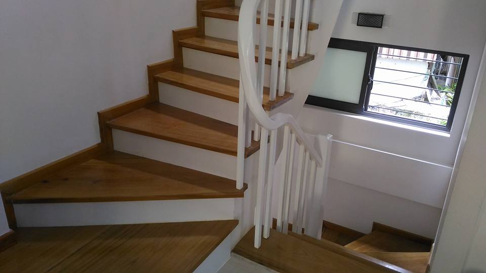 Mẫu lan can cầu thang bằng gỗ trắng