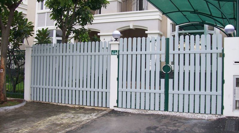 Mẫu cổng hàng rào sắt trăng