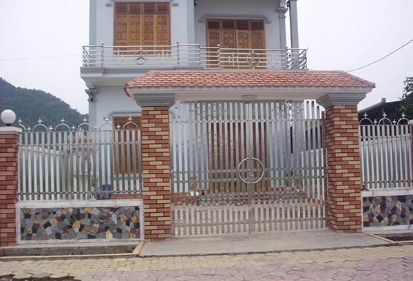 Mẫu cổng nhà biệt thự bằng inox