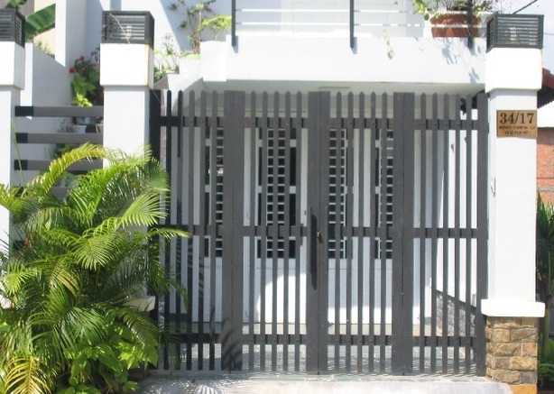 Mẫu cổng rào sắt hộp đơn giản cho nhà phố