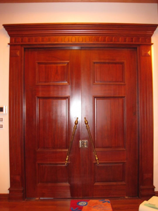 Mẫu cửa 2 cánh bằng gỗ Hương