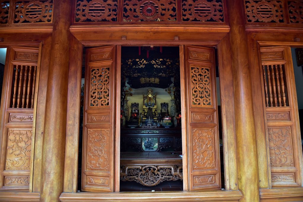 Mẫu cửa bức bàn cho chùa