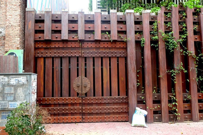 Mẫu cửa cổng gỗ đẹp nhất