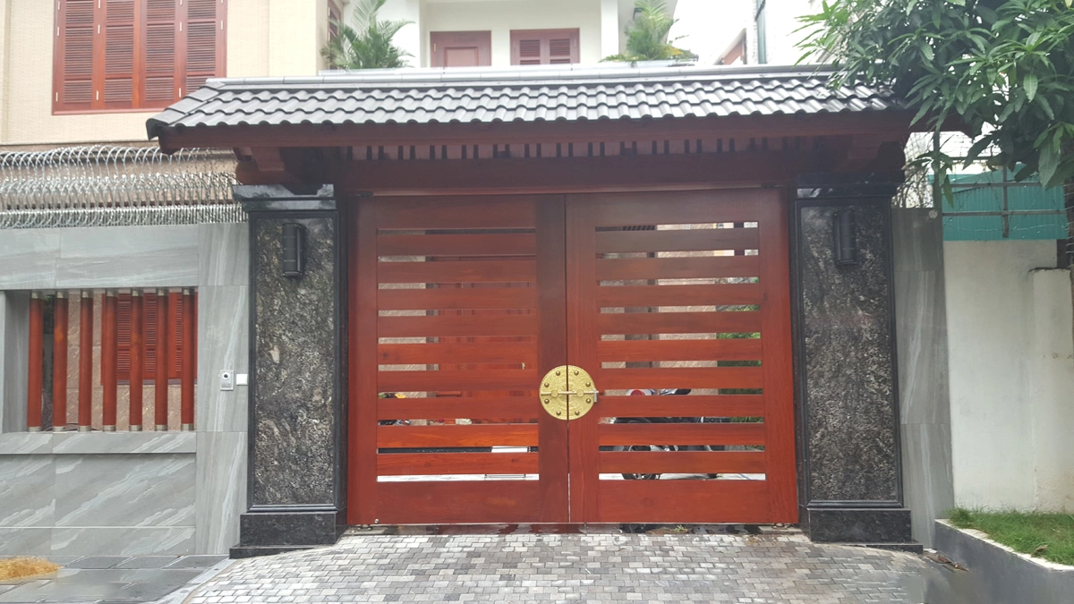 Mẫu cửa cổng gỗ đẹp