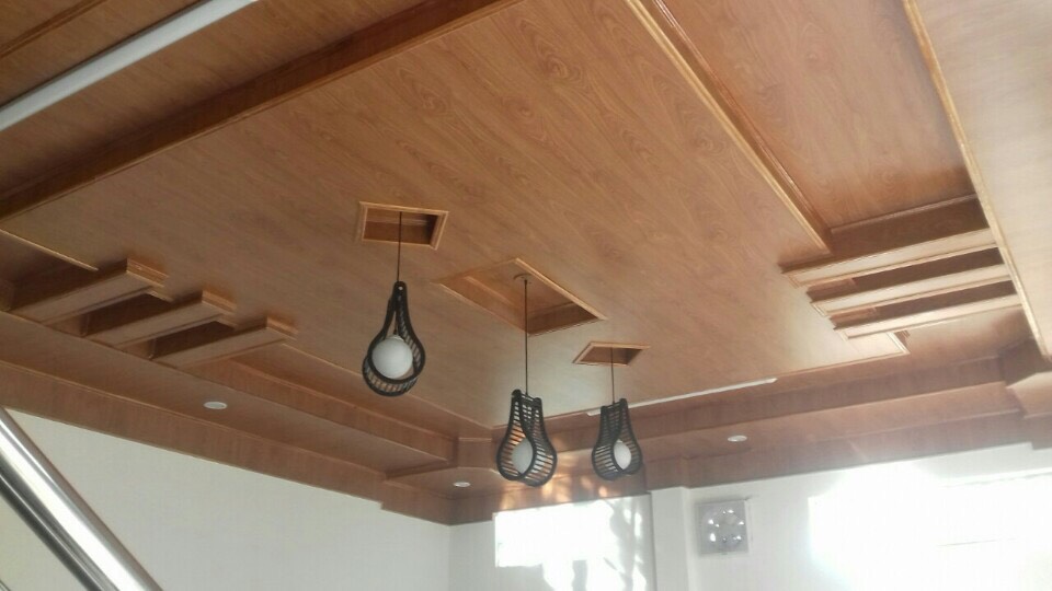 Mẫu trần gỗ công nghiệp đèn chùm đẹp