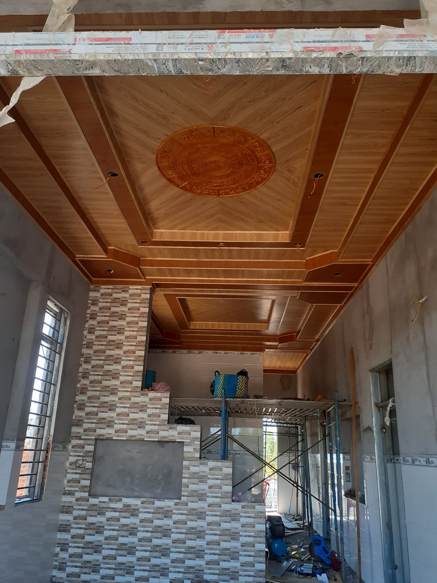 Mẫu trần gỗ công nghiệp đẹp cho phòng khách