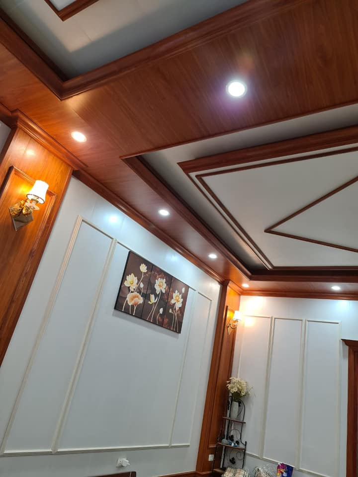 Mẫu trần gỗ công nghiệp trang trí phòng khách