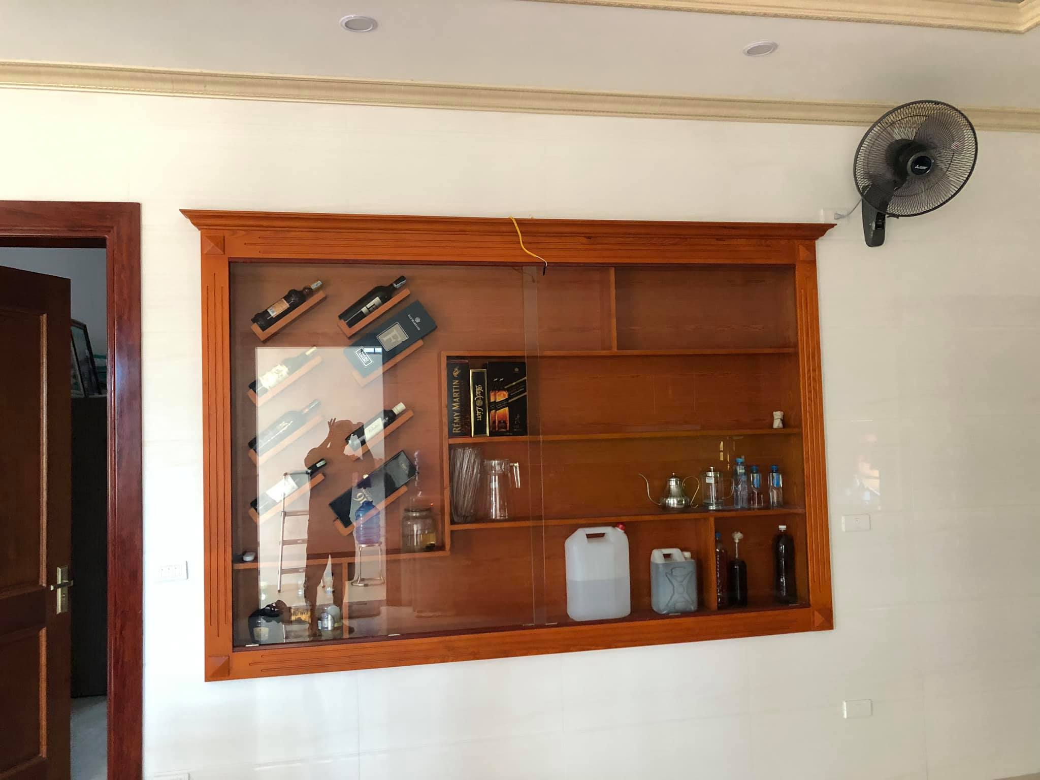 Mẫu tủ rượu bằng kính và gỗ