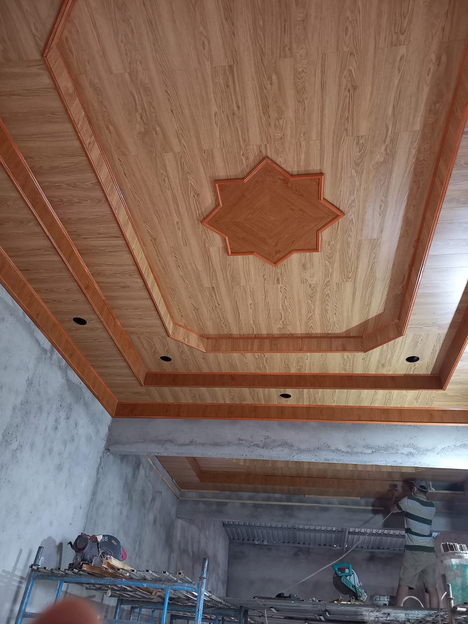 Thiết kế trần gỗ công nghiệp cho phòng khách