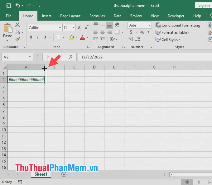 Bạn hãy di chuột vào khoảng cách giữa hai cột và kéo dãn ô trong Excel