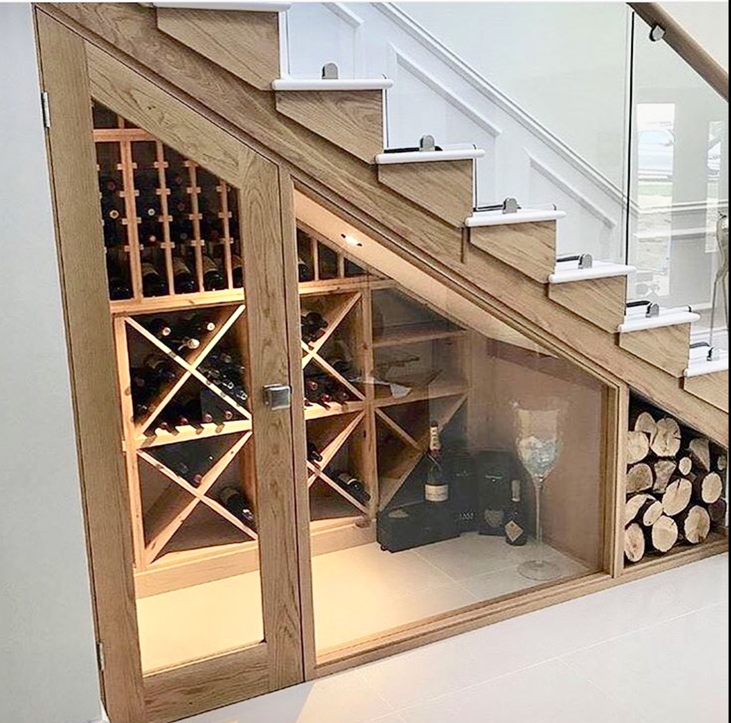 Những mẫu thiết kế tủ rượu gầm cầu thang đẹp