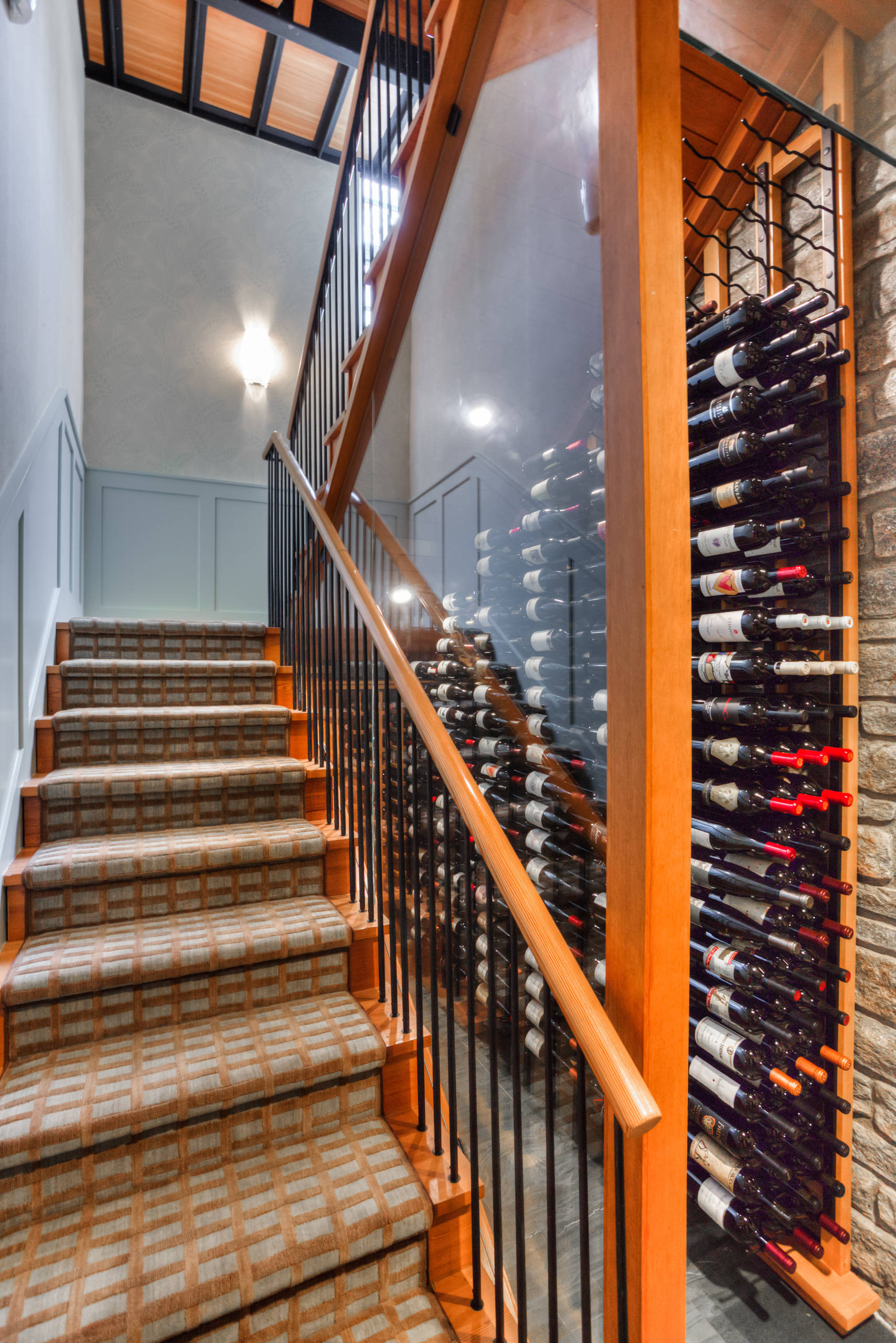 Tủ rượu gầm cầu thang bằng gỗ đẹp nhất