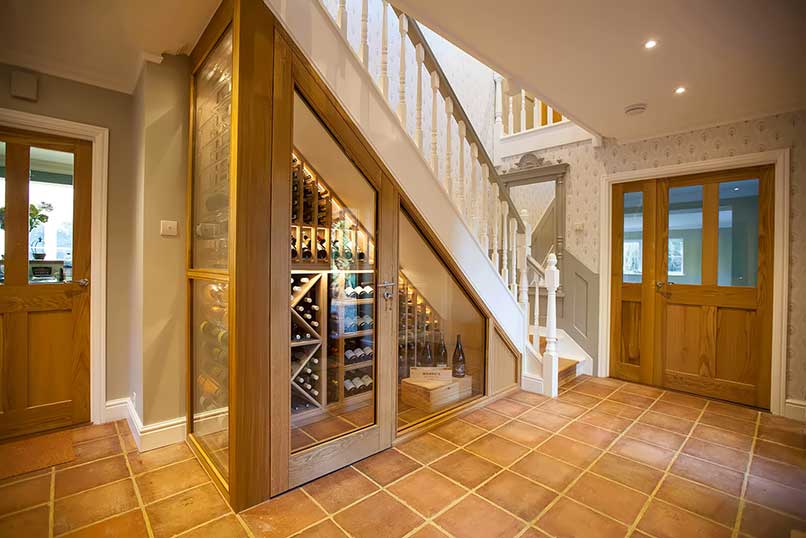 Tủ rượu gầm cầu thang bằng gỗ đẹp