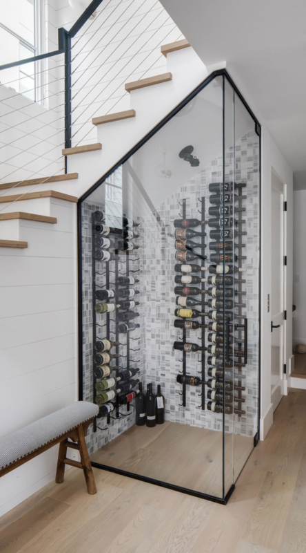 Tủ rượu gầm cầu thang kính đẹp