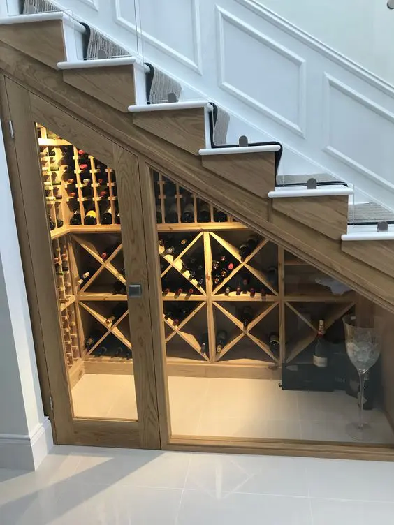 Tủ rượu gầm cầu thang tiết kiệm diện tích