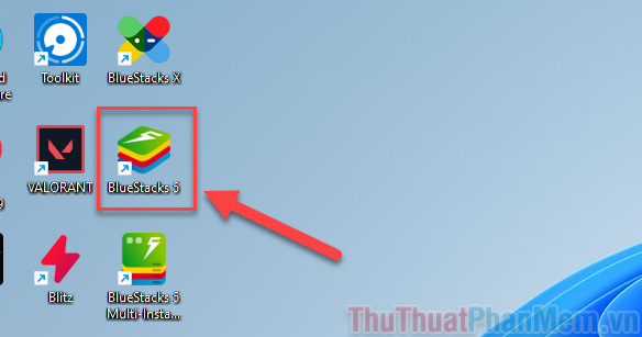 Click đúp vào biểu tượng BlueStacks