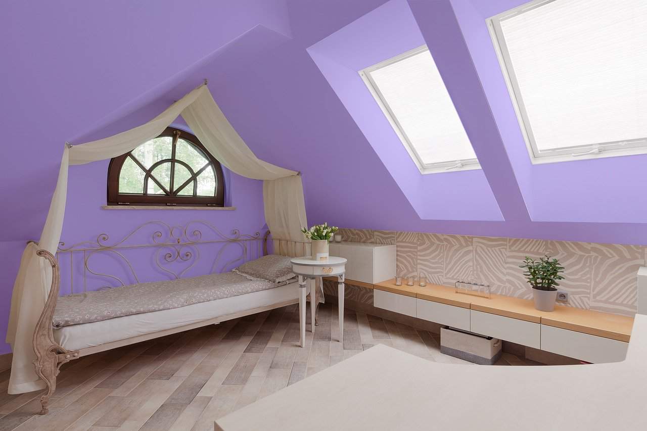 Mẫu thiết kế phòng ngủ màu tím áp mái