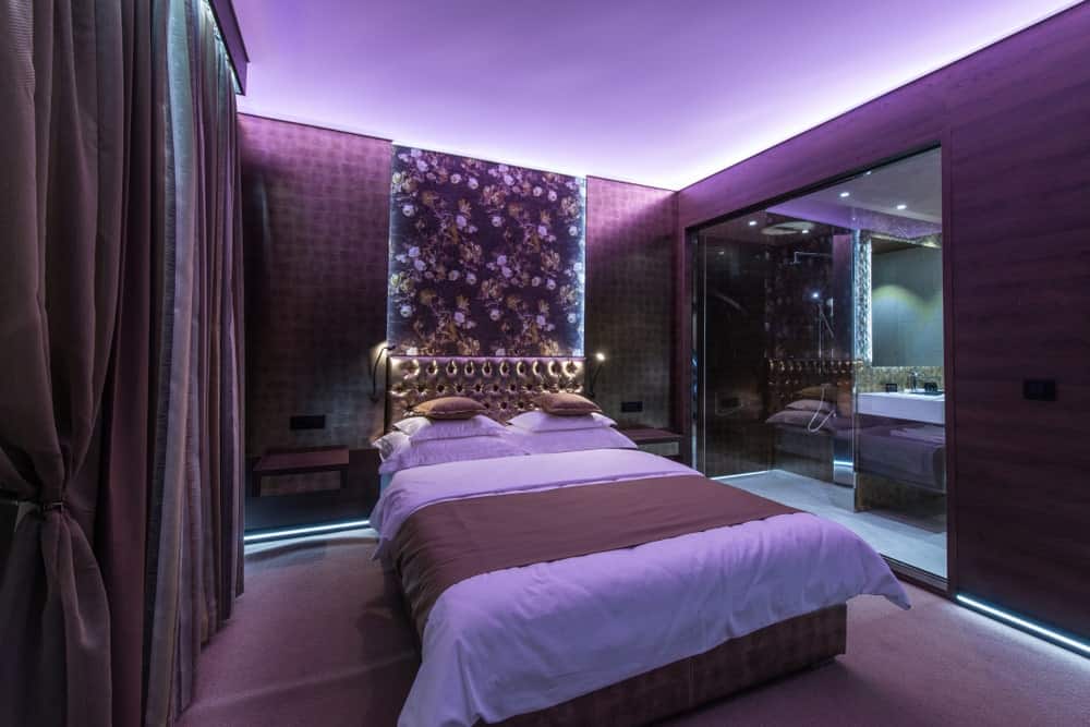 Mẫu thiết kế phòng ngủ màu tím hiện đại với đèn LED