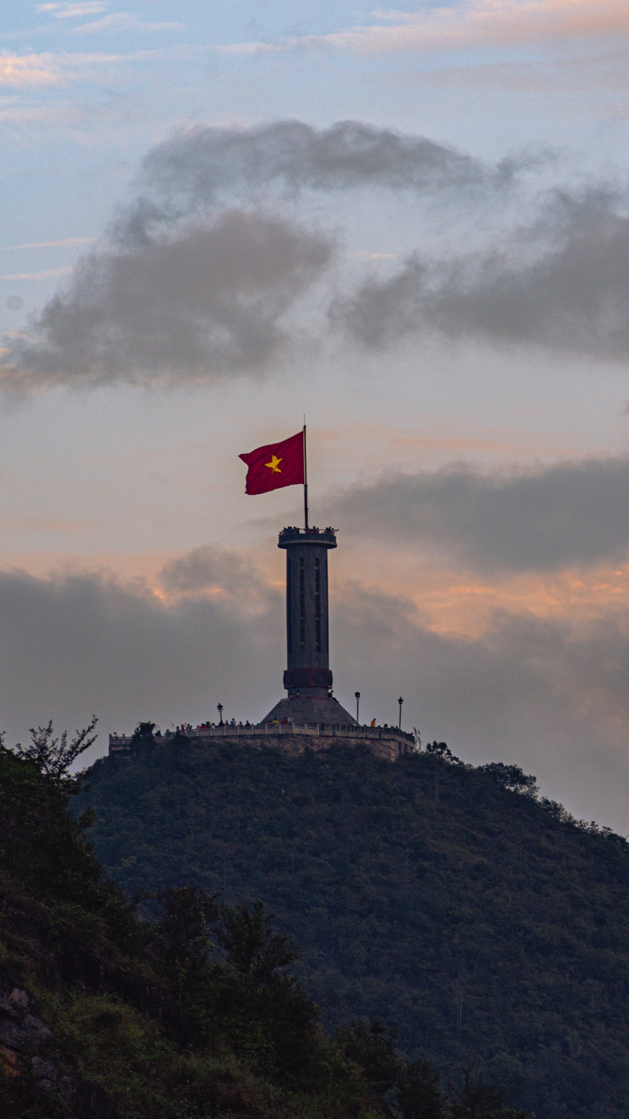 Hình nền cột cờ Việt Nam 4K
