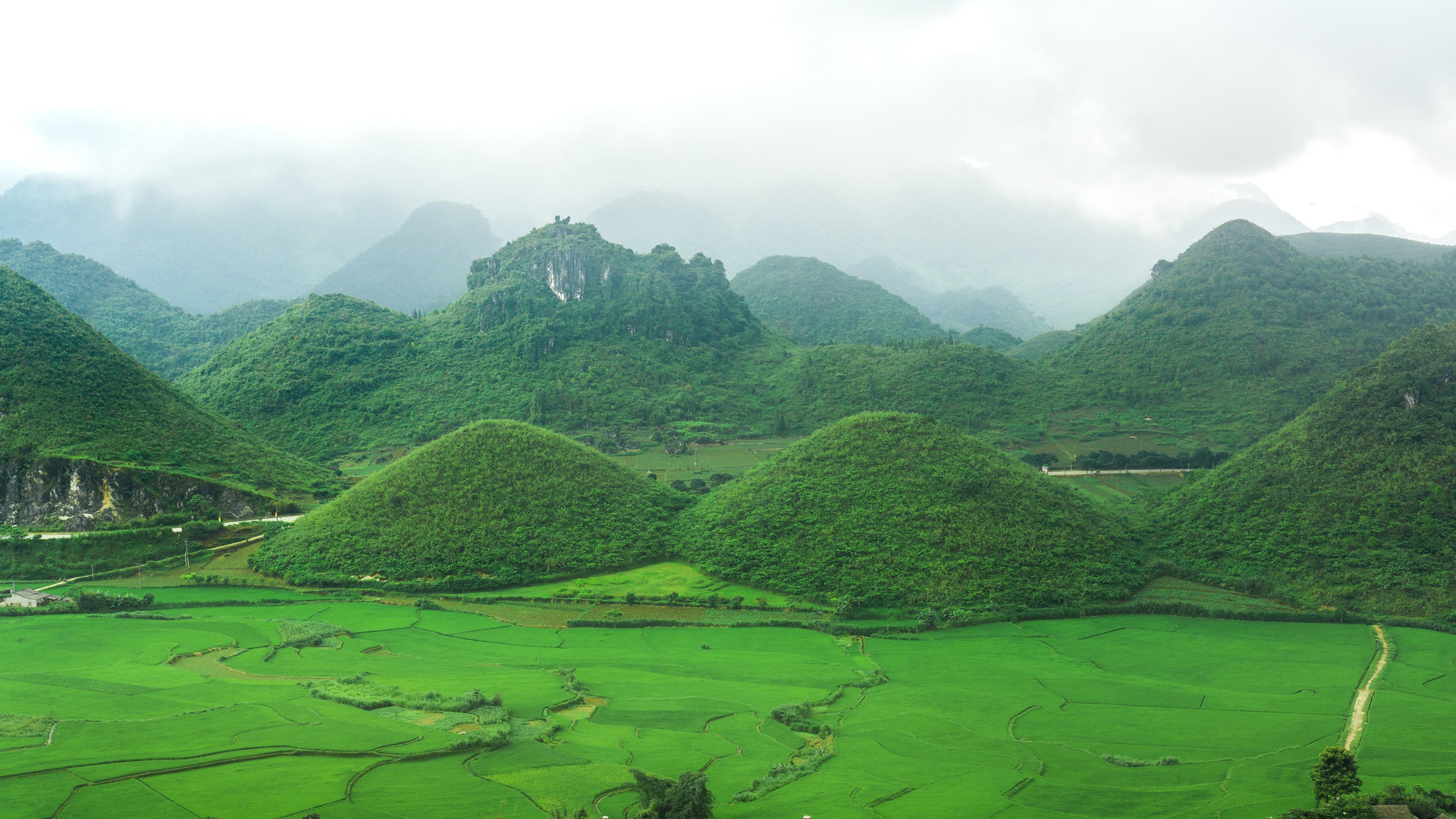 Hình nền núi đôi Việt Nam 4K