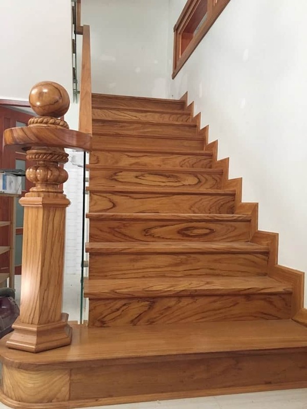 Mẫu cầu thang gỗ tự nhiên phong cách cổ điển