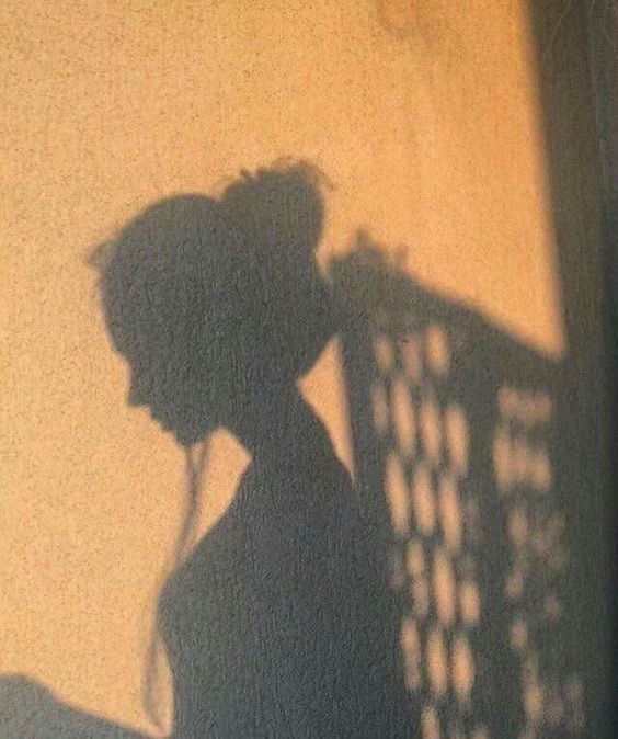 Ảnh cô gái chụp bóng trên tường buồn