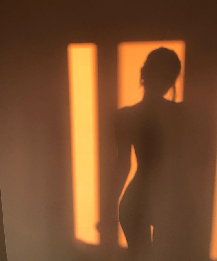 Hình ảnh chụp bóng cô gái nóng bỏng trên tường