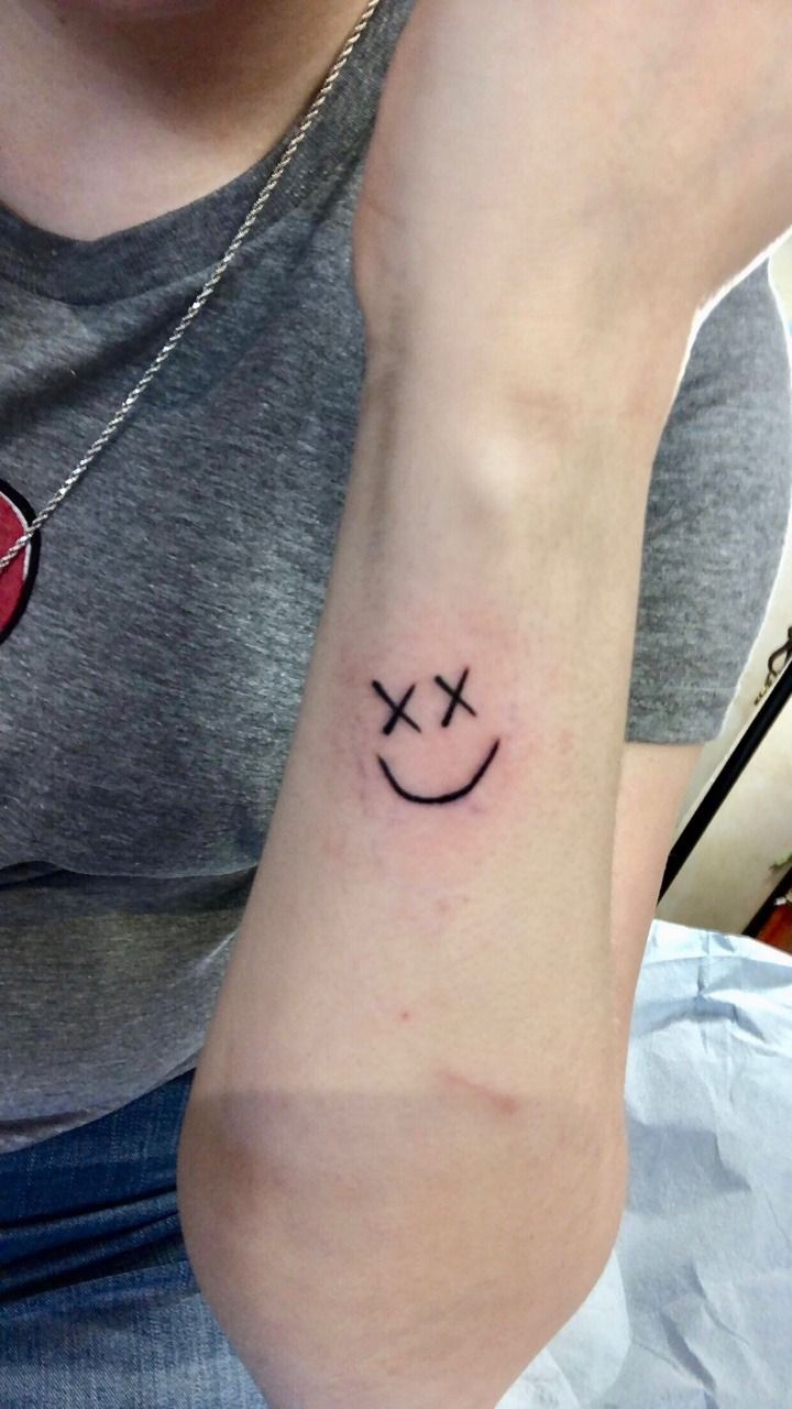 Mẫu tattoo mặt cười chữ X